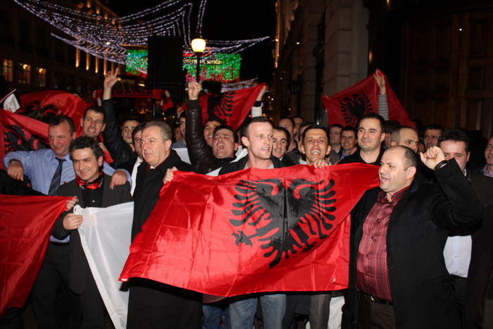 Red and Black Alliance celebrate in the heart of London, see photos and videosAleanca Kuq e Zi feston në zemër të Londrës, shikoni fotot dhe videot