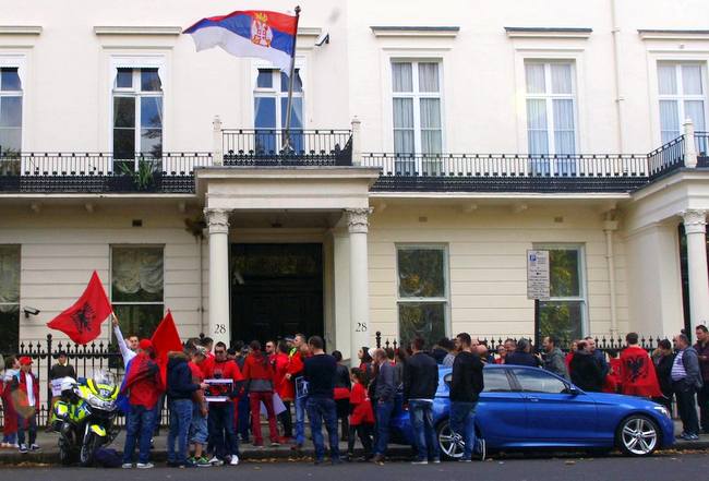 UK Albanians protested today at the Serbian embassy in LondonShqiptarët e Britanisë protestuan sot para ambasadës serbe në Londër