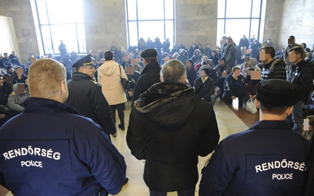Hungarian officials force to strip naked entire Kosovar families, in asylum detention centres